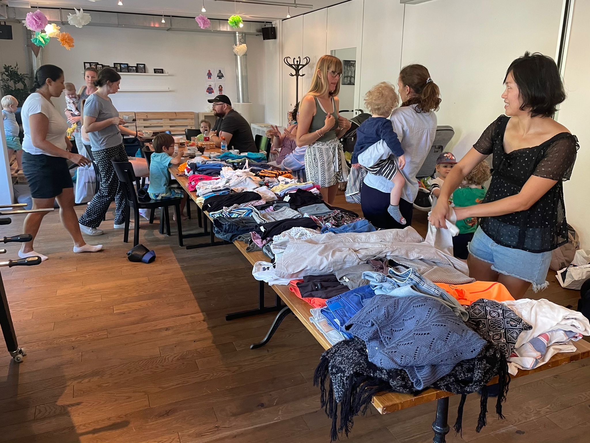 Kleideraustausch bei einem von unseren Treffen.JPG